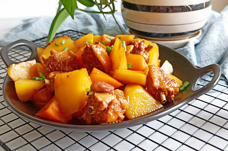 土豆烧鸡翅和川渝辣子鸡